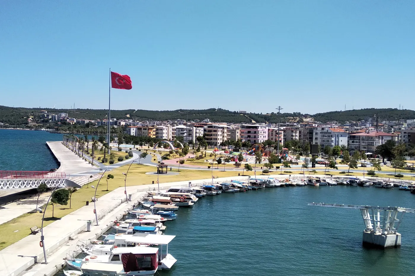 Aliağa Marina ve sahil şeridinin havadan görünümü